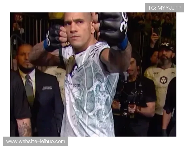 洛克霍尔德盛赞佩雷拉展现冠军气质 称其胆识与自信堪称史上最强